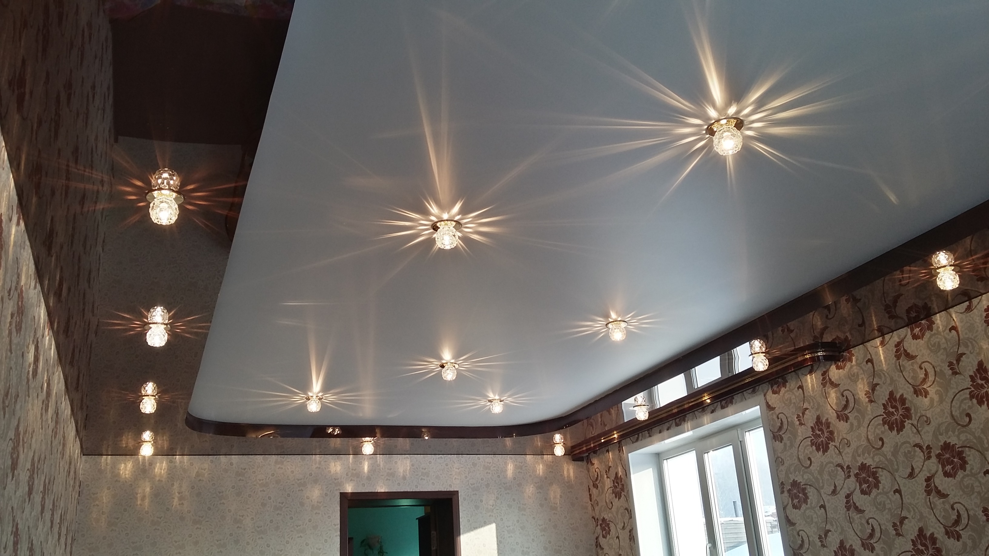 Натяжной потолок фото со светильниками в зале